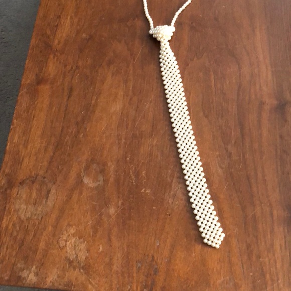 Elegant Pearl Tie - Picture 8 of 9